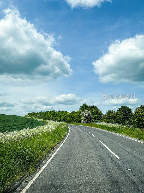 英格兰东南部的乡间小路