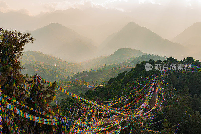 喜马拉雅山脉的青山和经幡