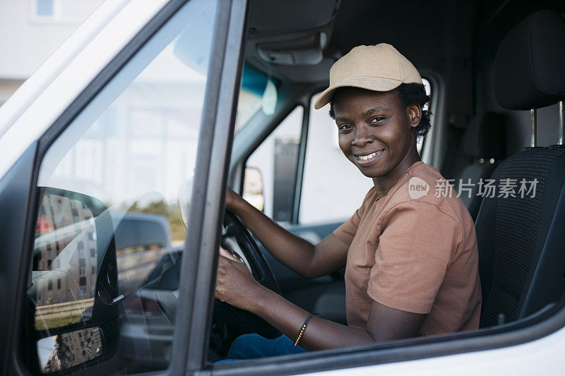 坐在货车里的非洲女卡车司机