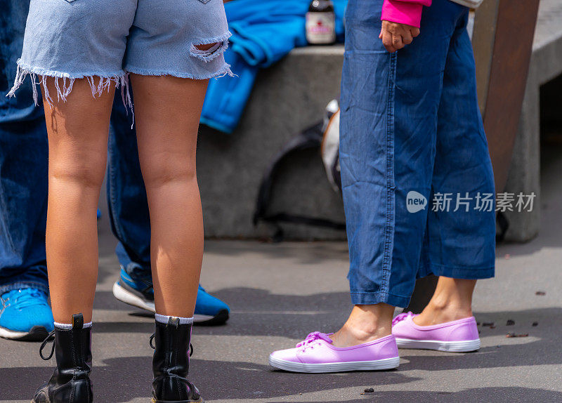城市街道上女人腿的后视图