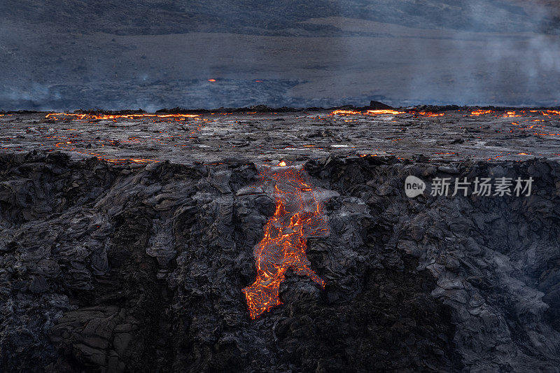 冰岛fagradalsjall火山喷发期间的熔岩流和火山景观