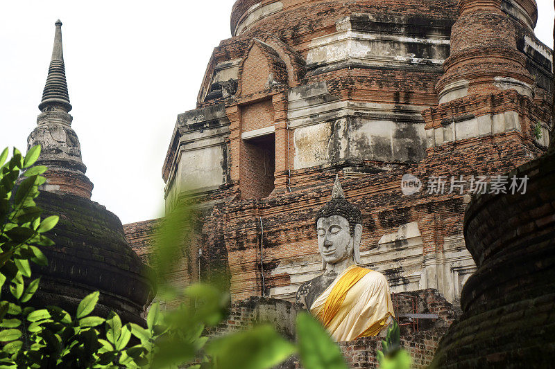 大城府古代佛教寺庙外的大型石佛雕像