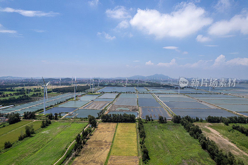 海边村庄和渔场鸟瞰图