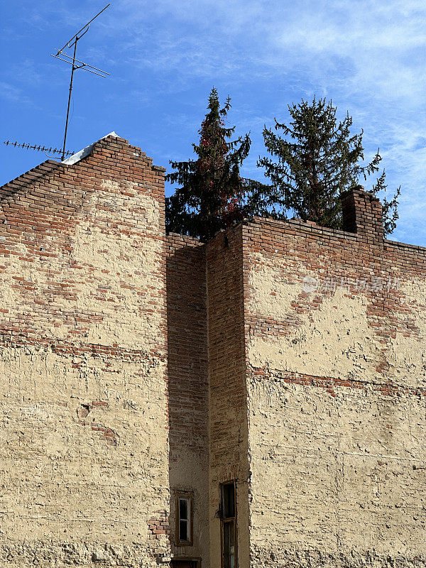 一座被毁坏的老建筑的防火墙