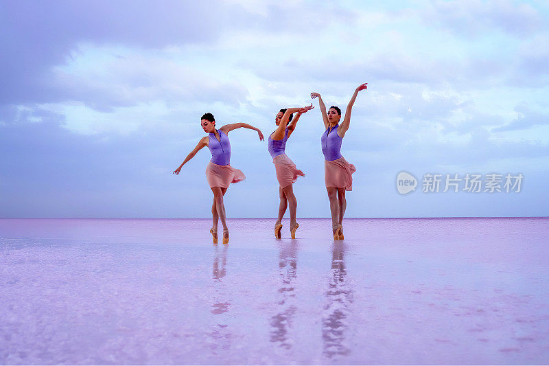 清晨，年轻的芭蕾舞女演员在湖面上翩翩起舞。