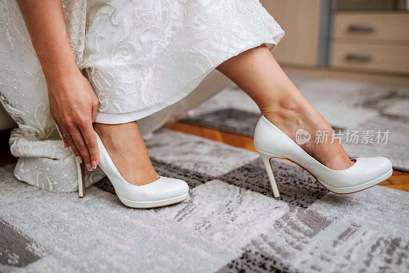 新娘正在穿鞋。