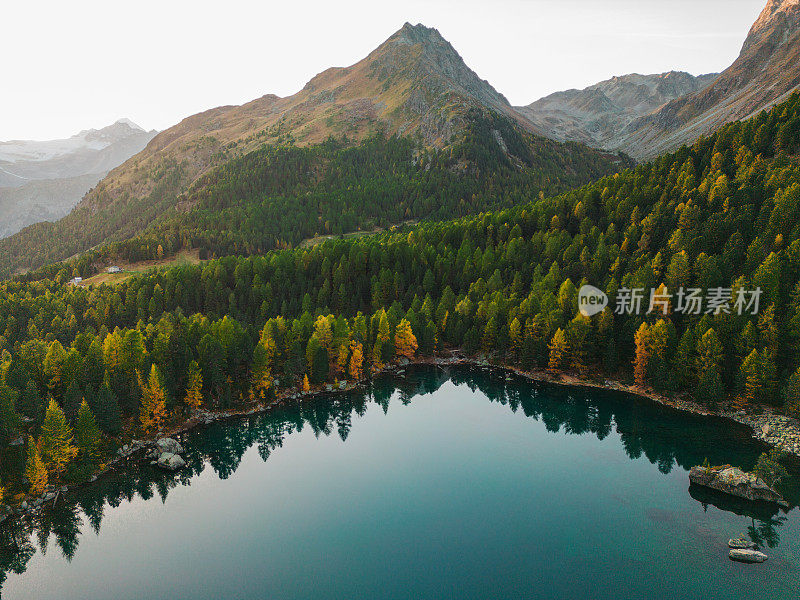 秋季瑞士阿尔卑斯山原始湖泊鸟瞰图