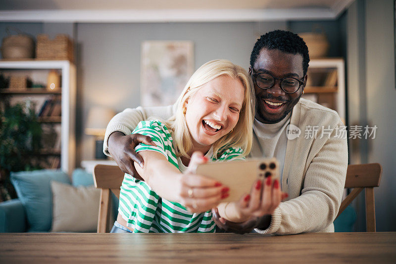 年轻的黑人男子和年轻的白化病女子赢得网络游戏