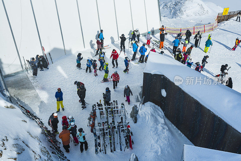 滑雪者在奥地利蒂罗尔的索登滑雪场顶部