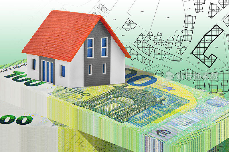 我的房子值多少钱?-房地产概念，包括住宅模型，欧元钞票和假想地籍图-房地产价值增长和建筑税概念