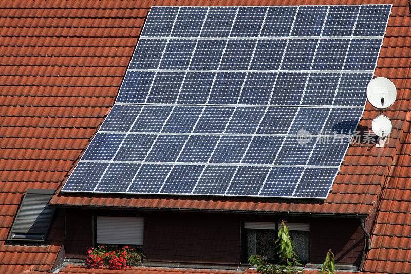 屋顶太阳能板可再生能源净零排放