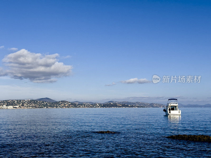 圣特罗佩的海滨小镇风景和小船