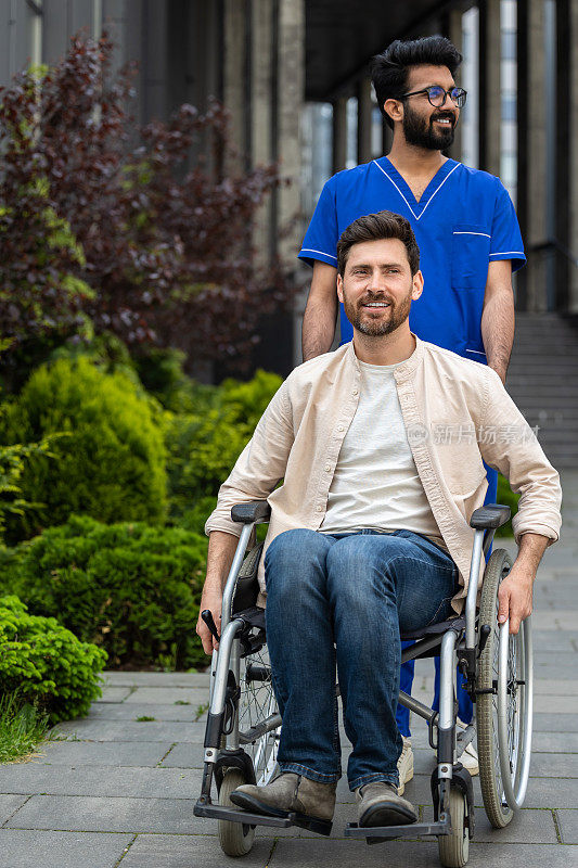 残疾人坐在轮椅上，男护士在推轮椅