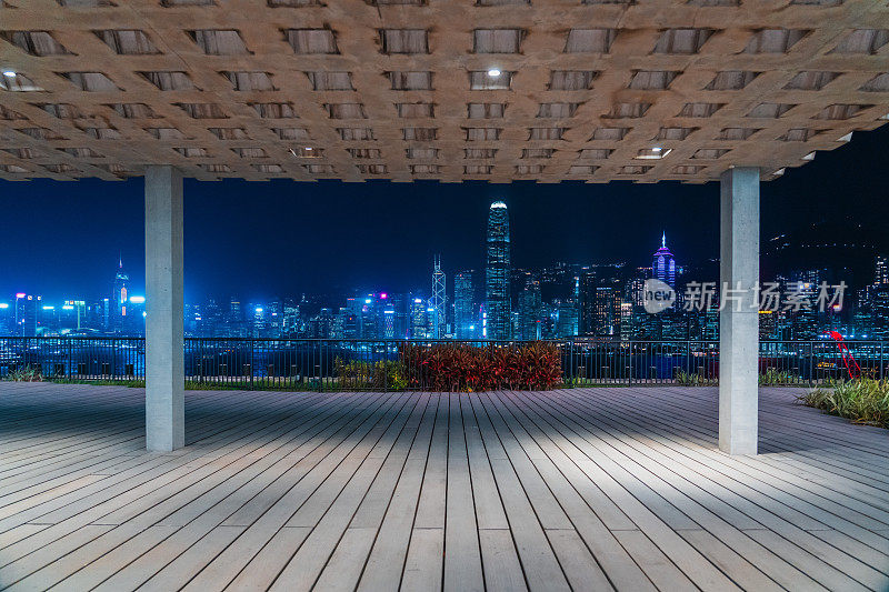 月台和香港海港的夜景