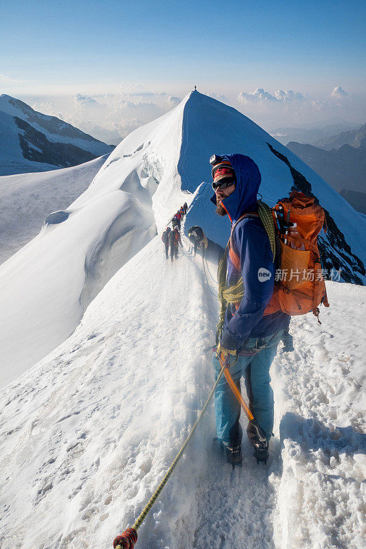 登山者的目标是在雪山上登顶