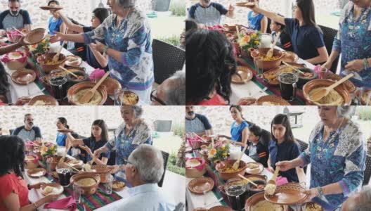 拉丁美洲的三代人在夏天一起吃家庭午餐高清在线视频素材下载
