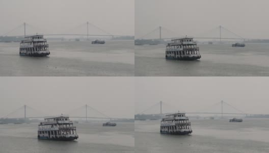 一种汽艇或摩托艇，一种载着乘客在胡格利河上行驶的机动车辆，在夏天驶向孟加拉湾。加尔各答豪拉轮渡服务运输终点区。高清在线视频素材下载