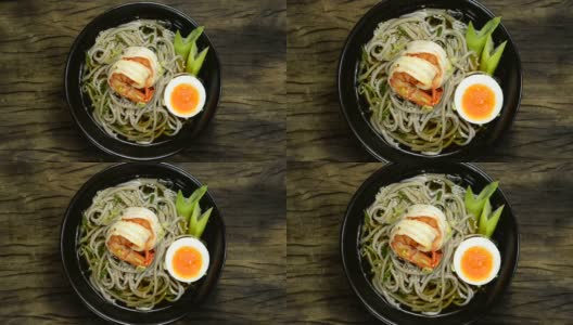 虾仁面，煮蛋，酱油，日本料理高清在线视频素材下载