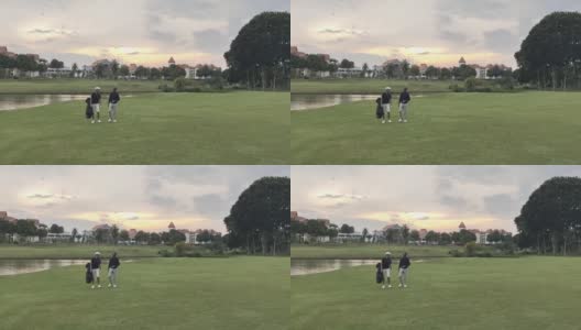 在马六甲高尔夫球场上，一名亚洲华人老人与他的儿子在比赛结束后愉快地散步和交谈高清在线视频素材下载