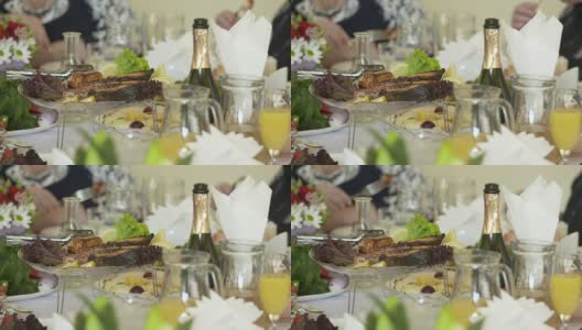 人们在节日晚宴上庆祝节日。餐桌的特写高清在线视频素材下载