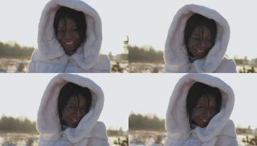 非裔美国妇女在冬季拍照时摆出微笑的姿势高清在线视频素材下载