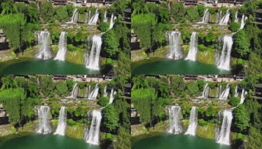 鸟瞰图美丽的芙蓉瀑布在著名的古镇。令人惊叹的亚洲老城鸟瞰图和瀑布。中国湖南湘西芙蓉高质量的免版税库存素材。高清在线视频素材下载