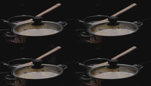 用沸水将木薯煮熟，制成泰国甜点，木薯根加椰奶或印尼传统食物Singkong Rebus。高清在线视频素材下载
