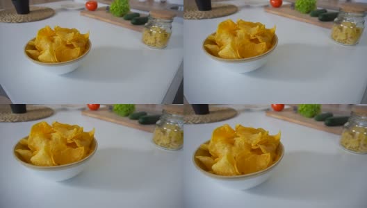 在厨房的切菜板上放着装着薯条和蔬菜的餐桌高清在线视频素材下载