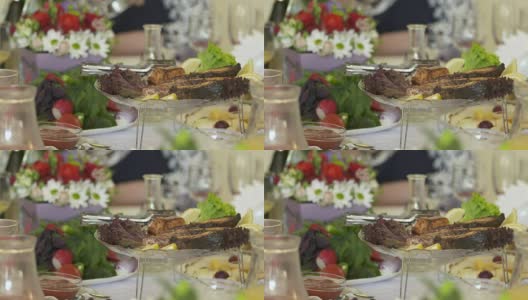 人们在节日晚宴上庆祝节日。餐桌的特写高清在线视频素材下载