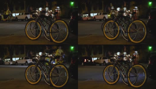 晚上停在萨凡纳街上的自行车高清在线视频素材下载