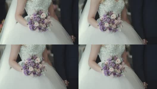 新娘在婚礼上手持花束高清在线视频素材下载