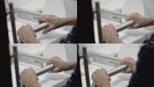 一位老妇人在浴室里抓着扶手高清在线视频素材下载
