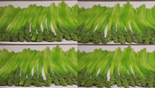 水煮绿芦笋放在长长的白色盘子上的特写镜头高清在线视频素材下载