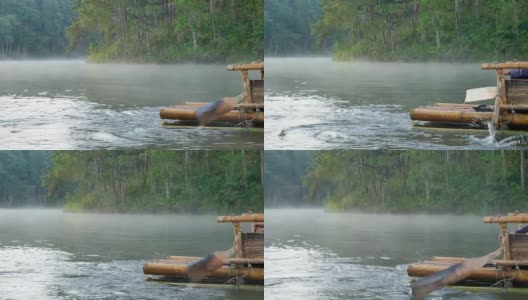 近距离观看木船划桨在竹筏通过雾漂浮在湖面上在早上在庞ung, Mae Hong Son，泰国高清在线视频素材下载