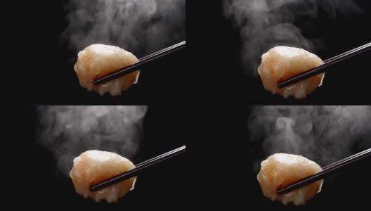 虾饺(虾饺)用筷子夹着蒸，以黑色为背景高清在线视频素材下载