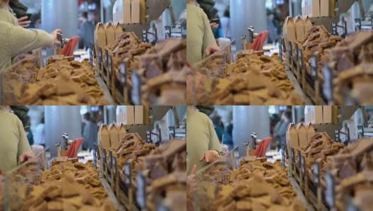 在伦敦博罗市场的一个摊位上，顾客在购买软糖高清在线视频素材下载