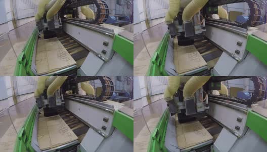 自动木工机在一个木制面板上切割细节，Routing edgeband嵌套木工机，工业室内，现代木工机，特写，延时高清在线视频素材下载