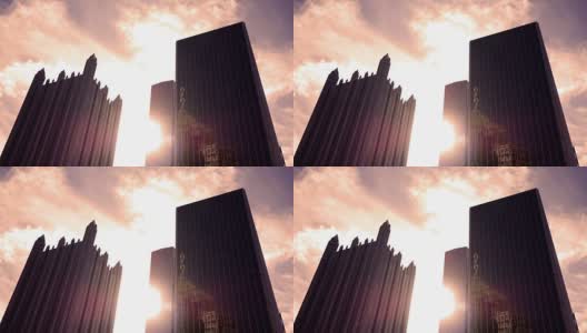 在美丽的琥珀色日落中，匹兹堡市中心的电影般的摩天大楼高清在线视频素材下载