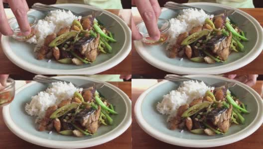 吃白米饭和炒芹菜拌鱼高清在线视频素材下载