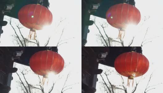 阳光透过屋顶照进寺庙的红色灯笼和螺旋香的大气镜头。中国新年高清在线视频素材下载