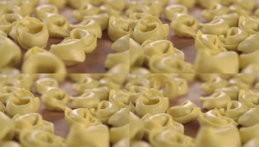 未煮的干馅儿饺子形状的意大利面落在切菜板上高清在线视频素材下载