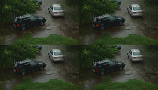 下雨了。黑暗。有两辆车在雨中。高清在线视频素材下载