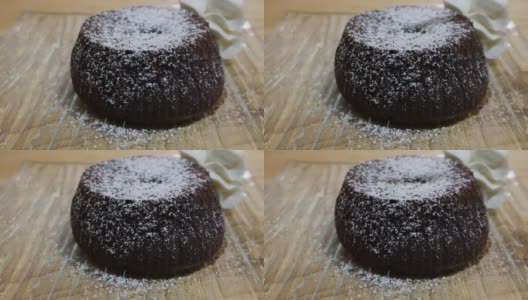 甜点勺子尝了一口小小的巧克力蛋糕高清在线视频素材下载