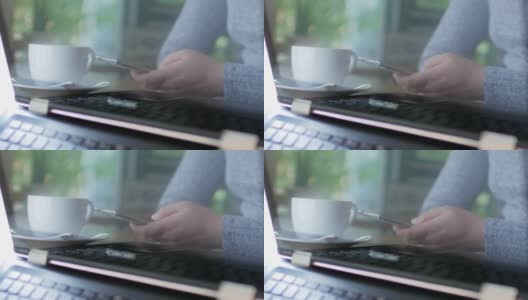 一个女人在咖啡厅用手触摸手机高清在线视频素材下载