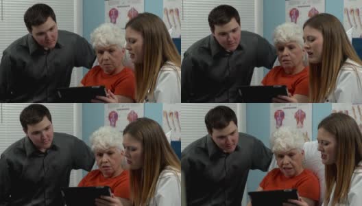 女医生给病人和她孙子看病历高清在线视频素材下载