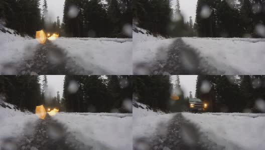 面包车在雨中的雪和雪中驶过高清在线视频素材下载
