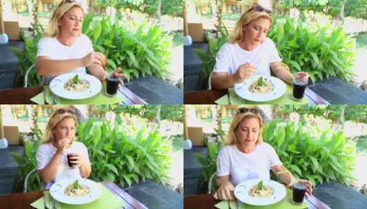 在餐厅吃意大利面的女人高清在线视频素材下载