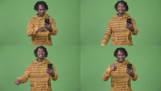 年轻英俊的非洲男人用手机，竖起大拇指高清在线视频素材下载