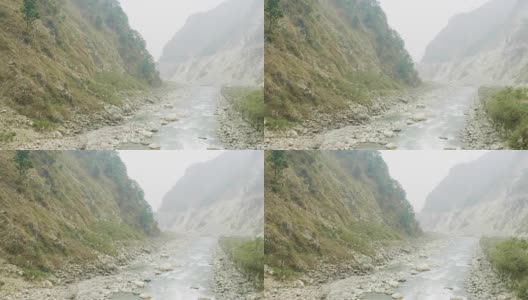 尼泊尔山脉之间的河流。Manaslu电路长途跋涉。高清在线视频素材下载
