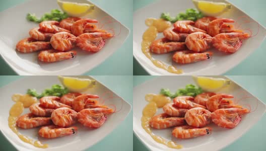 配酱汁和柠檬的虾高清在线视频素材下载